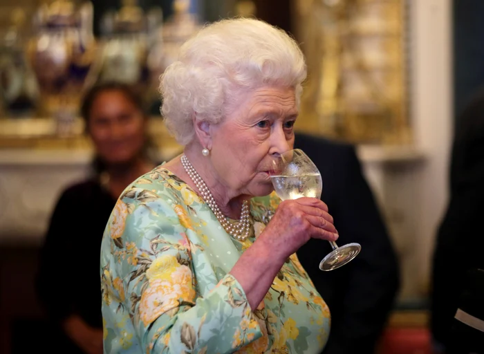 Regina Elisabeta a II a bea cu poftă, Getty jpg