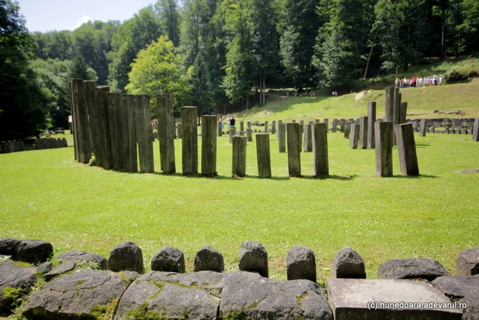 Stâlpii din Sarmizegetusa Regia sunt putrezi, în partea din pământ. FOTO: Daniel Guţă. ADEVĂRUL.