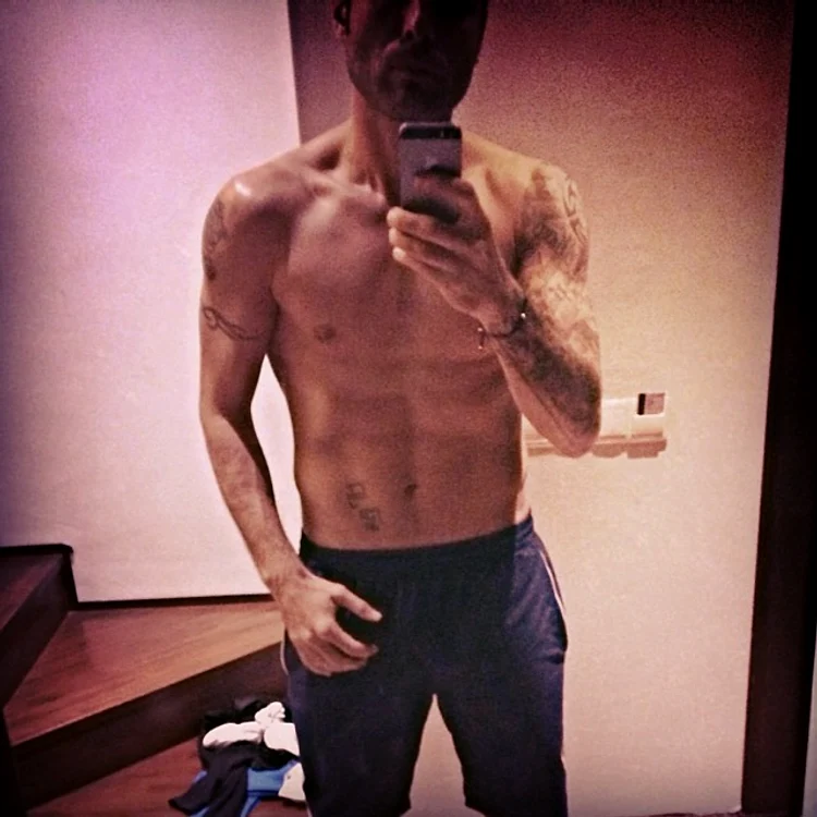 
    Adi Mutu, la bustul gol (foto: instagram)  