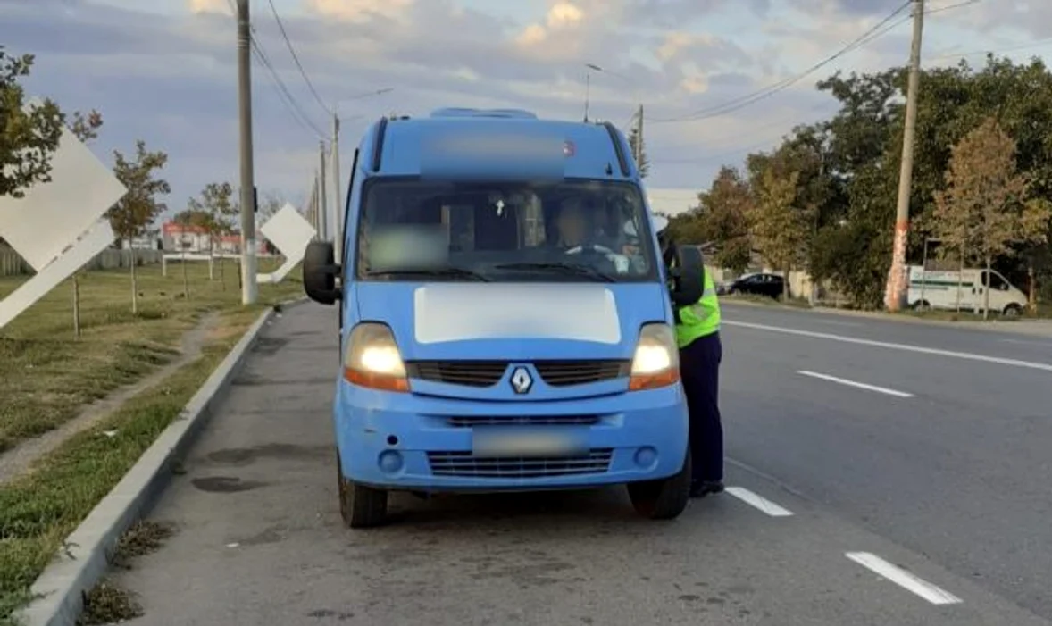 Șoferul unui microbuz de transport persoane, prins băut la volan FOTO: DEBRAILA