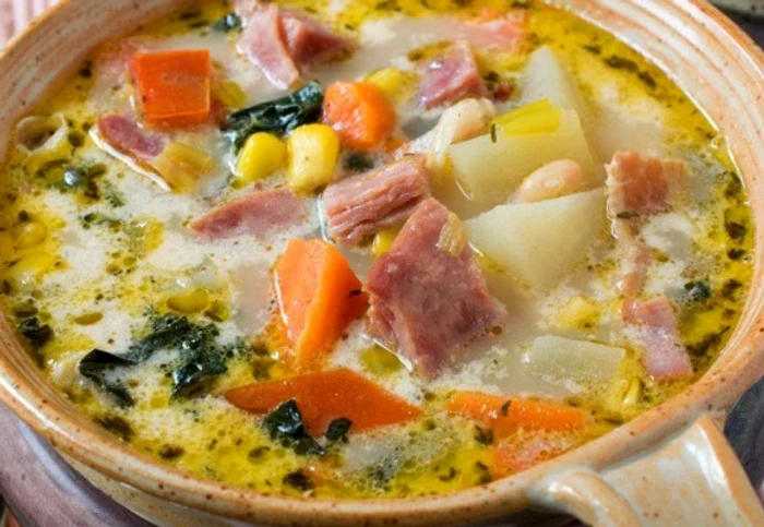 Această ciorbă de legume este delicioasă cu ciolan afumat!clickpoftabuna.ro