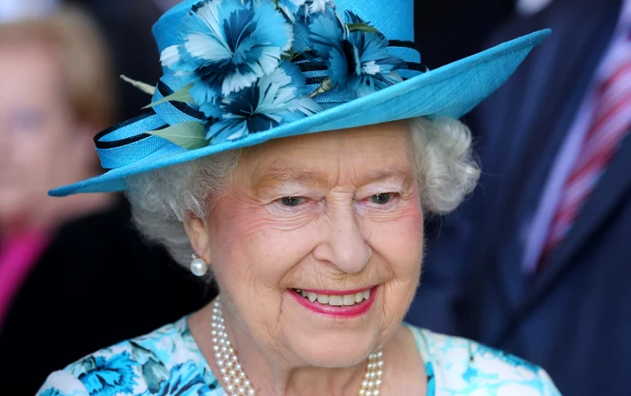 Regina Elisabeta nu ezită să-și împrospăteze machiajul în public