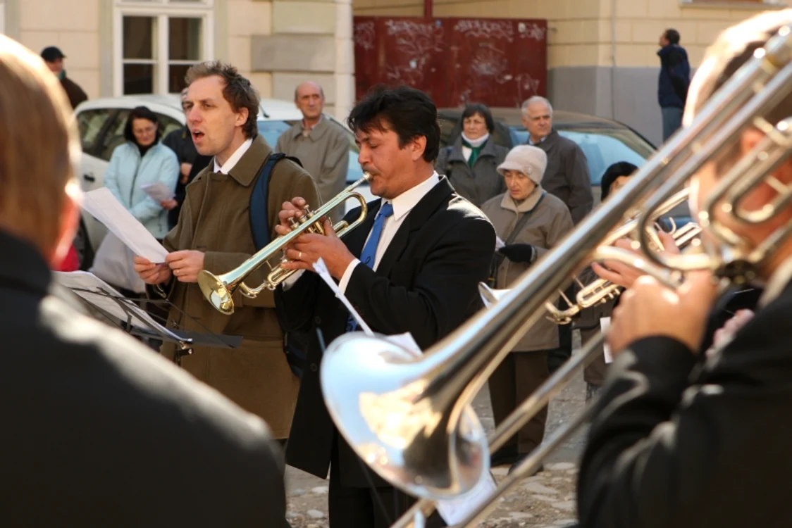 Ceremonie specială pentru dezvelirea noilor plăci de bronz de pe statuia lui Hontersu, foto: Stelian Grăjdan