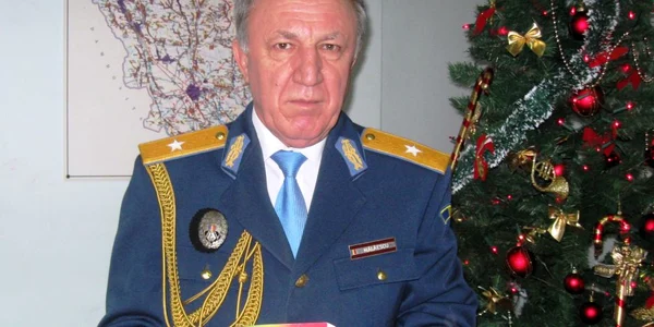 Generalul este un practicant al tenisului de câmp, fotbalului şi şahului
