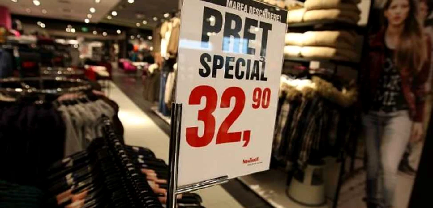 Produsele pentru care se fac cele mai mari reduceri sunt hainele. FOTO: Adevărul