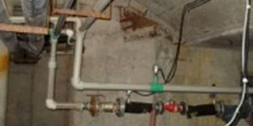 Hoţii au intrat în subsolul blocului după fier vechi şi au plecat cu nişte bucăţi de ţeavă