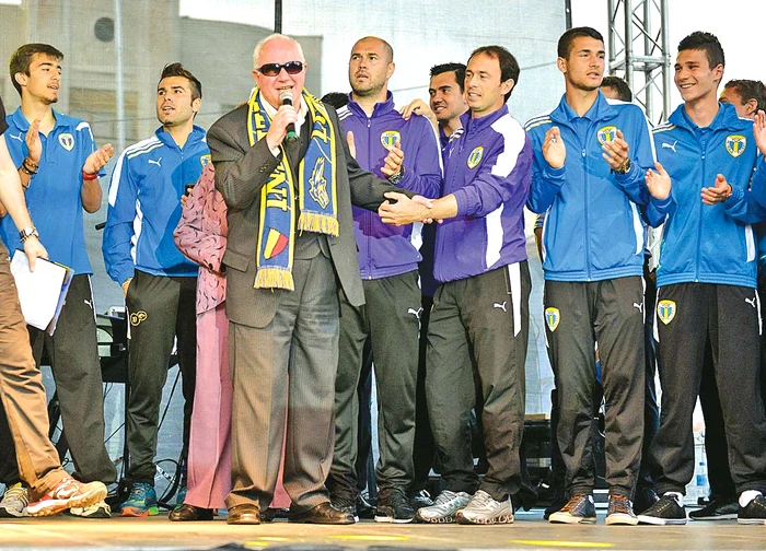 Alături de echipa de fotbal