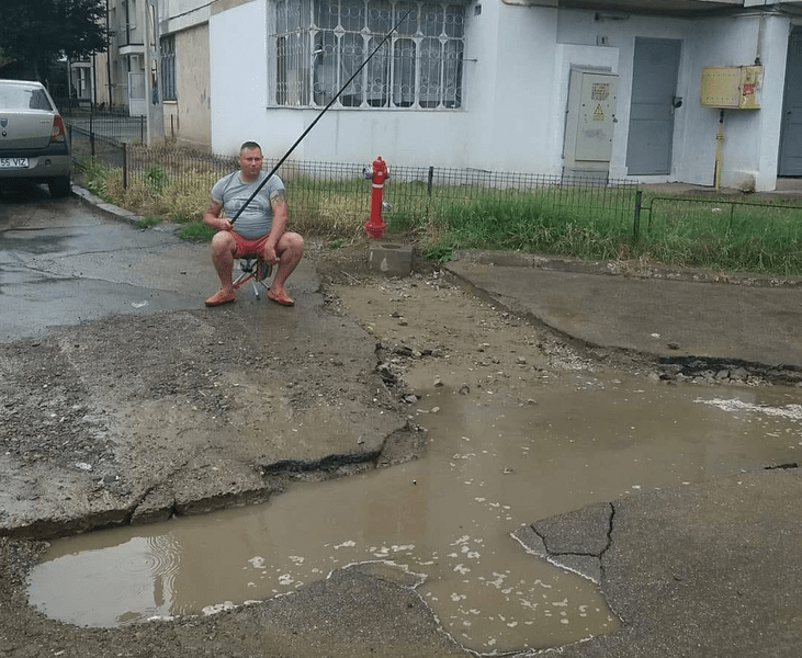 Protest inedit cauzat de gropile din carosabil. A ieşit la pescuit pe o stradă din Roman