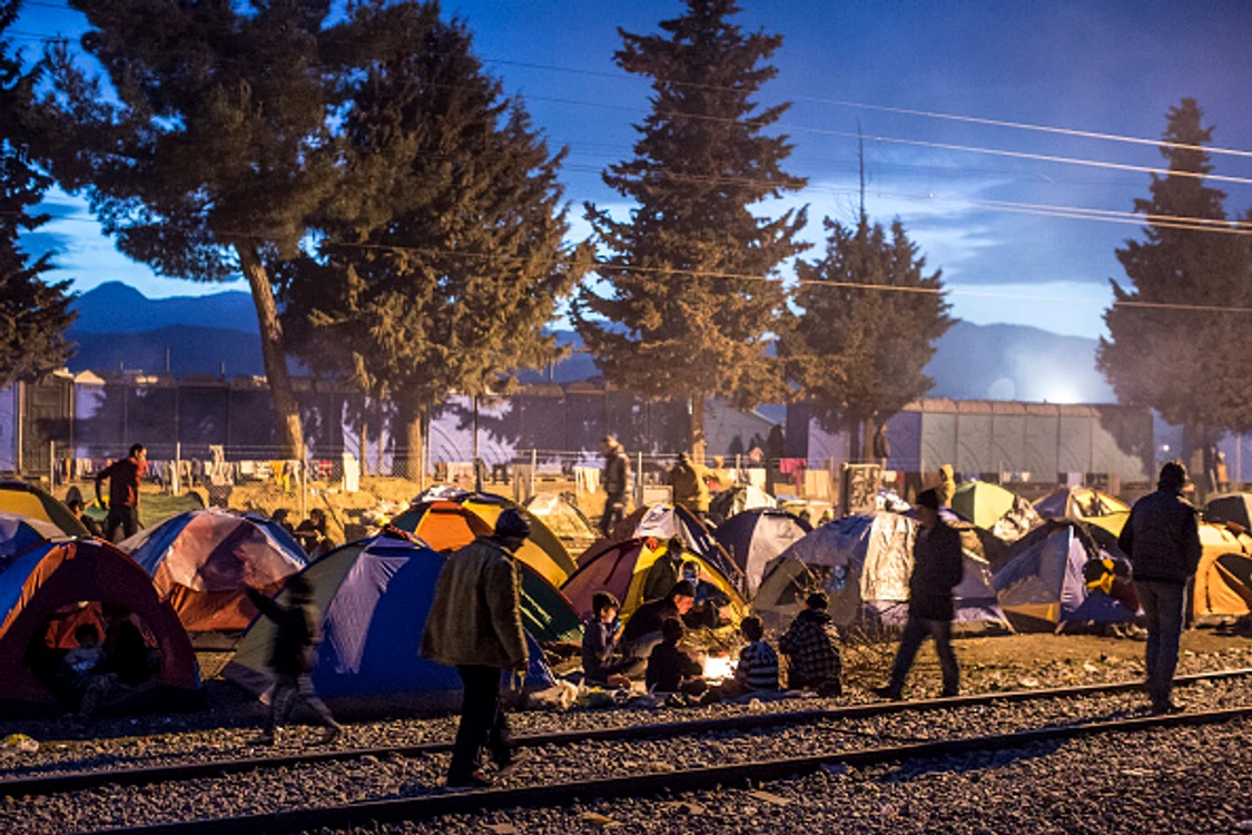 
    Imigranții blocați la granița dintre Grecia și Macedonia sunt într-o situație disperatăFoto Getty  
