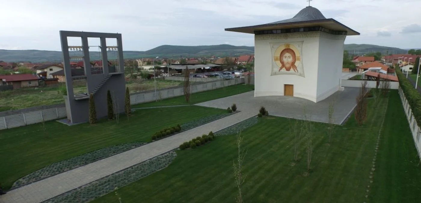 Biserica şi clopotniţa creează o imagine spectaculoasă. Foto: Jan Nicolae