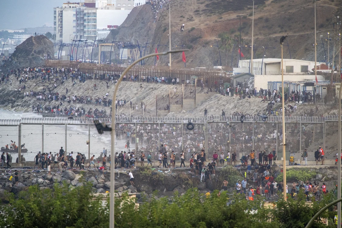 Mii de migranți au trecut din Maroc în enclava spaniolă Ceuta.  FOTO: Profimedia