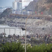 Sute de migranți au trecut din Maroc în enclava spaniolă Ceuta FOTO Profimedia
