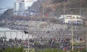Sute de migranți au trecut din Maroc în enclava spaniolă Ceuta FOTO Profimedia