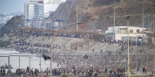 Sute de migranți au trecut din Maroc în enclava spaniolă Ceuta FOTO Profimedia
