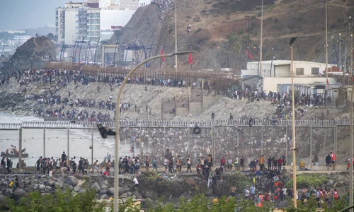 Sute de migranți au trecut din Maroc în enclava spaniolă Ceuta FOTO Profimedia