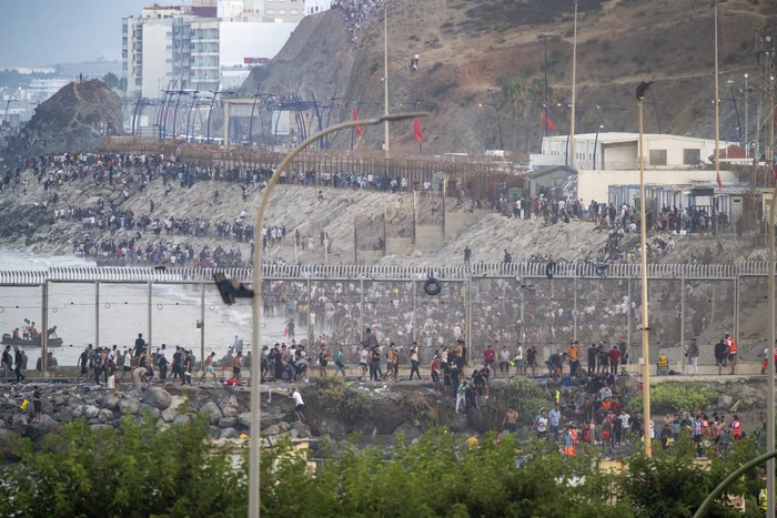 Mii de migranți au trecut din Maroc în enclava spaniolă Ceuta.  FOTO: Profimedia