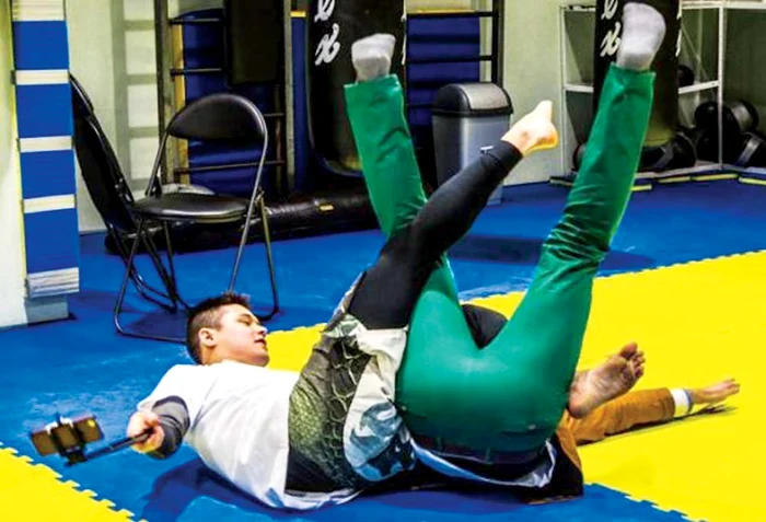 
    Odată dezarmat  atacatorul, poţi filma  întreaga scenă  