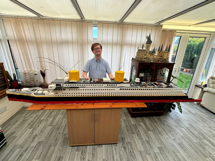 Jack Moore în fața replicii Titanic din piese LEGO, construită de el