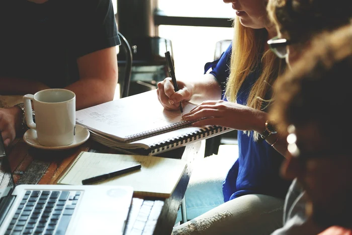 Studenţii în căutarea unui job pot afla care sunt meseriile spre care ar trebui să se orientezefoto: Pixabay