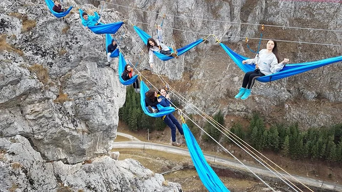 ”Hamacele la înălțime” a intrat în Cartea Recodurilor! Suspendați la 200 de metri, amatorii de senzații tari au ocazia să admire frumusețile de nedescris ale zonei Baia de FierFOTO: adevarul.ro