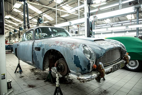 Un Aston Martin DB5, uitat și ruginit timp de 50 de ani, a fost restaurat spectaculos FOTO: Aston Martin
