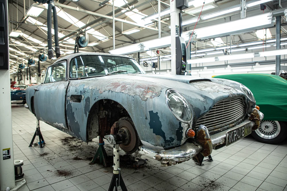 De la rugină la lux: un Aston Martin DB5 abandonat, readus la viață după 50 de ani. Cât valorează acum