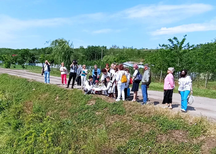 Caloianul este purtat prin sat și dus la un pârâu FOTO: Ecaterina Hulea