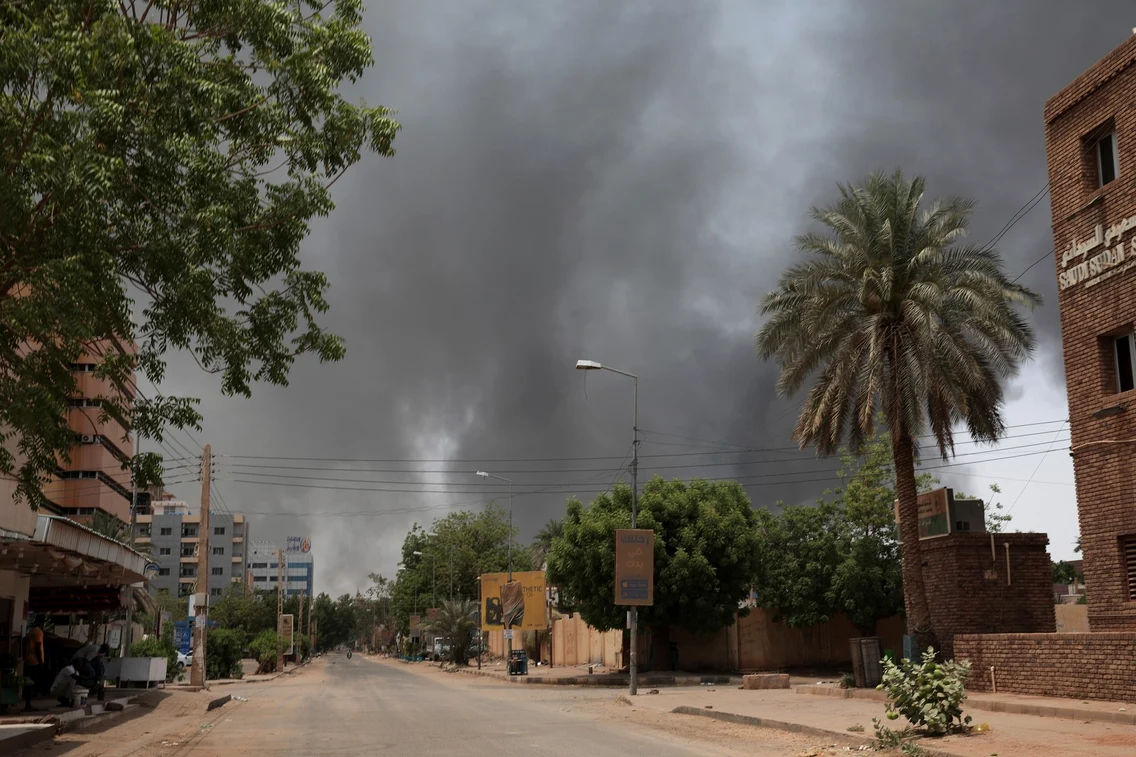 Ciocniri în Khartoum capitala Sudanului între Forțele Armate sudaneze și Forțele paramilitare de sprijin rapid (RSF) pe 15 aprilie 2023 FOTO Profimedia (3) jpg