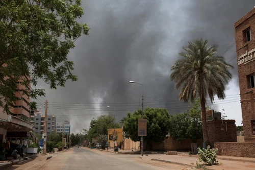 Ciocniri în Khartoum capitala Sudanului între Forțele Armate sudaneze și Forțele paramilitare de sprijin rapid (RSF) pe 15 aprilie 2023 FOTO Profimedia (3) jpg