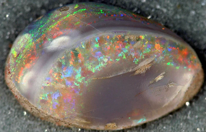 Așa arată o piatră de opal descoperită în Coober Pedy, Australia