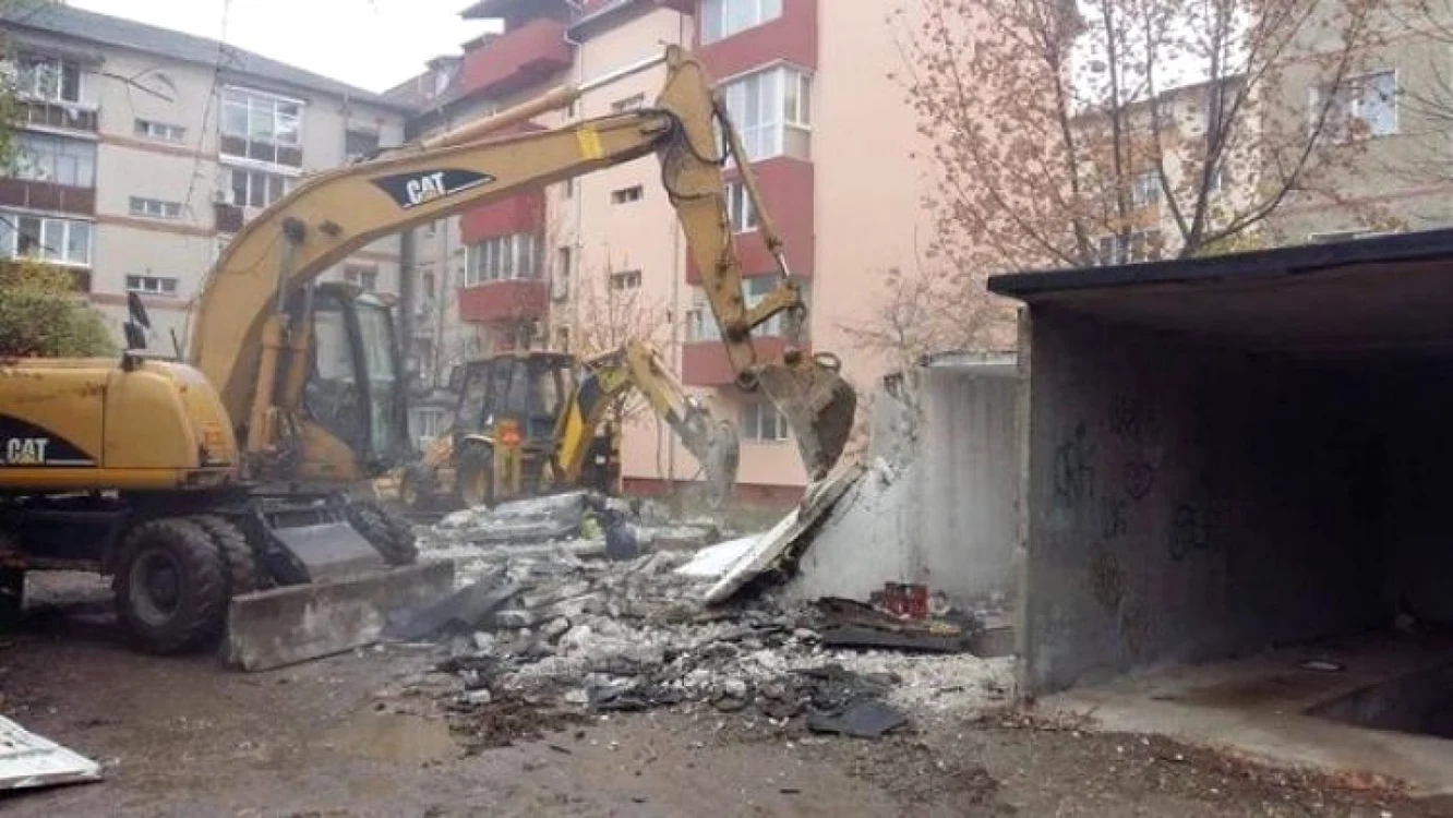 Muncitorii au fost uimiţi să descopere un strung industrial de mare tonaj într-un garaj din Mănăştur. FOTO: Primăria Cluj