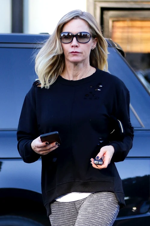*EXCLUSIVE* Jennie Garth looks to Tori Spelling for some Friendly Comfort over lunch jpeg