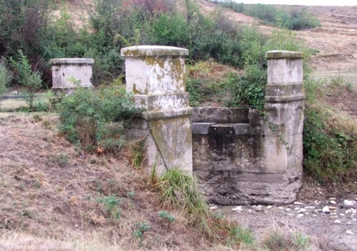 Ruinele podului roman din zonă