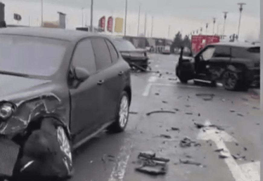 Trei bolizi de lux, făcuți praf în parcarea unui mall din București. Reparațiile costă o avere VIDEO