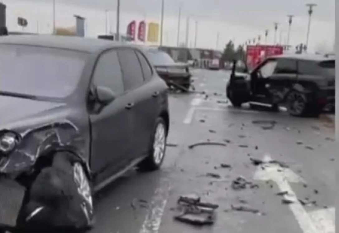 Mai multe mașini au fost avariate în parcarea mall Băneasa FOTO Captură video