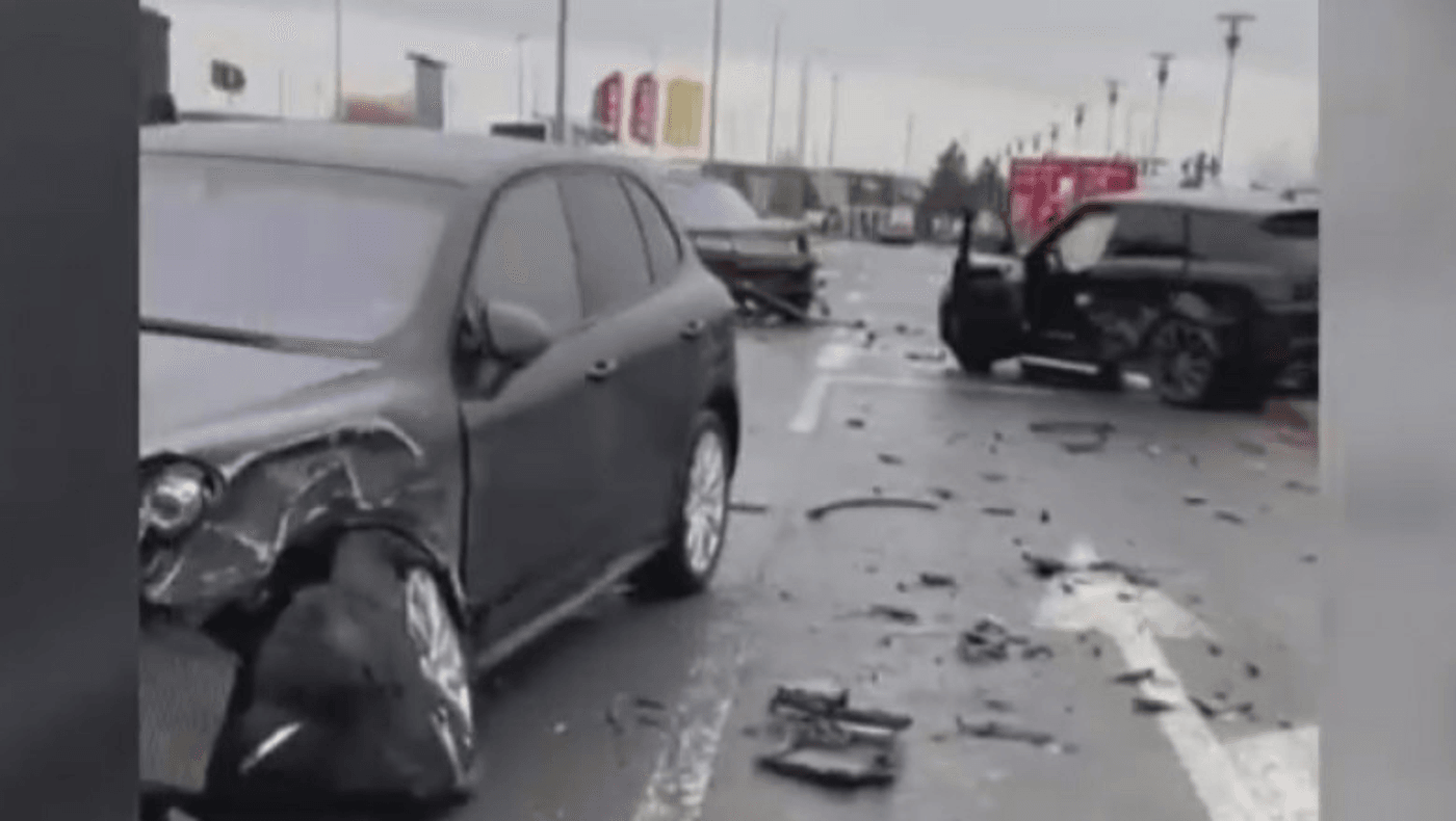 Practical lime roof Trei bolizi de lux, făcuți praf în parcarea unui mall din București. Reparațiile costă o avere VIDEO | adevarul.ro Practical lime roof Trei bolizi de lux, făcuți praf în parcarea unui mall din București. Reparațiile costă o avere VIDEO | adevarul.ro
