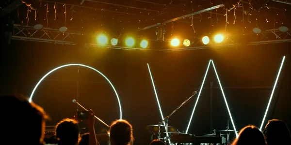 oameni la concert sursa unsplash.com