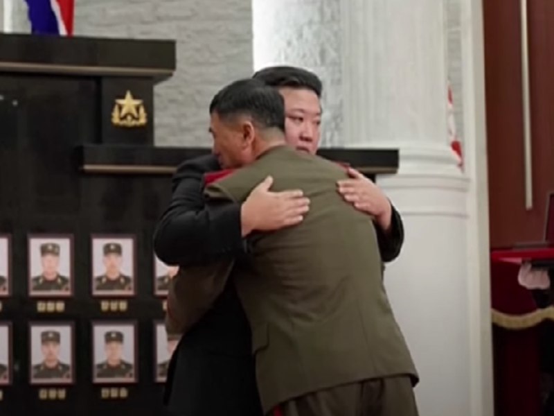 Kim Jong Un a îmbrățișat un supraviețuitor al conflictului din Kursk, cu ocazia unei ceremonii de decorare a soldaților trimiși în războiul din Ucraina