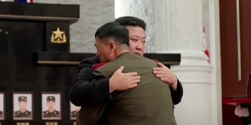 kim jong un imbratinsand un supravietuitor venit din kursk foto captura video png