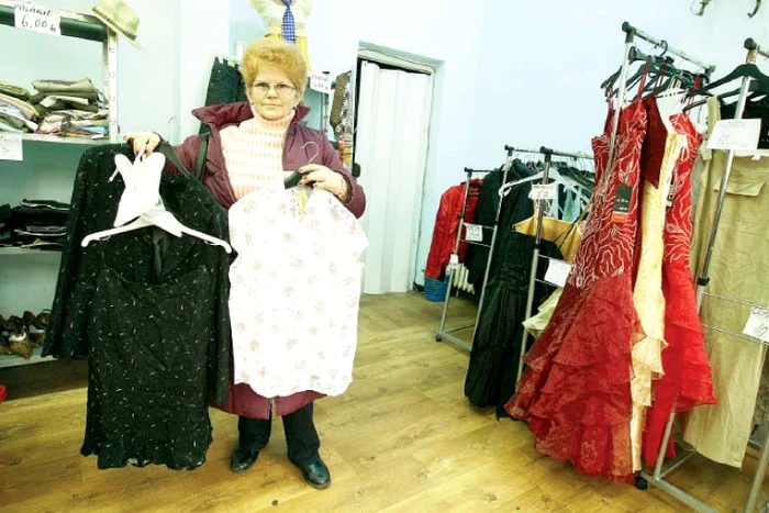 
    Teodora Apetrei (55 de ani)  şi-a luat o ţinută completă  cu doar 41,5 lei (pantofi-7lei,  fusta-7 lei, cămaşă 7,5 lei  şi sacou 20 lei)  