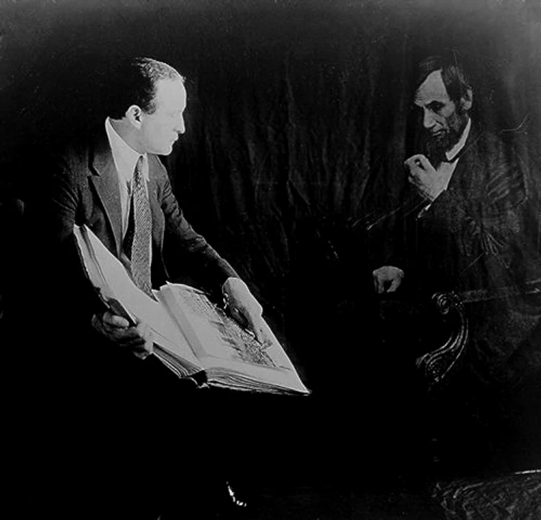 Houdini demonstreaza cum un fotograf poate pacali ca "a prins" imaginea unui spirit