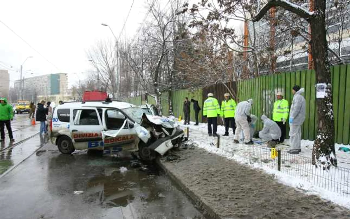Un BMW a intrat într-o ambulanţă