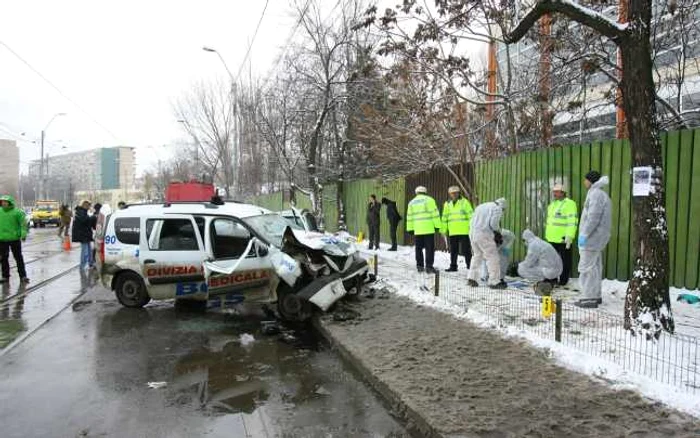 Un BMW a intrat într-o ambulanţă