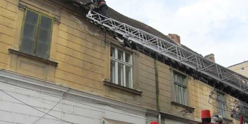 Pompierii se chinuie să înainteze printre maşinile parcate ilegal Foto