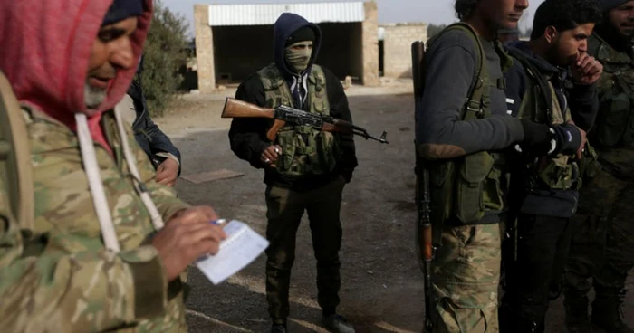 Luptători sirieni în apropiere de Al Bab FOTO Reuters