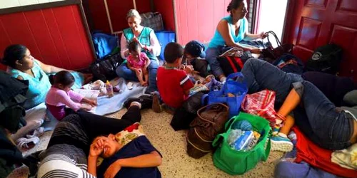 Migranti intr-o biserica din Texas FOTO Jennifer Whitney
