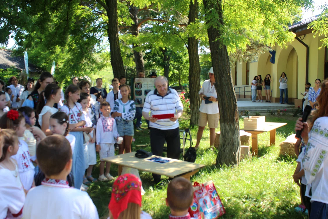 O mulțime de elevi și părinți ascultă explicațiile profesorului