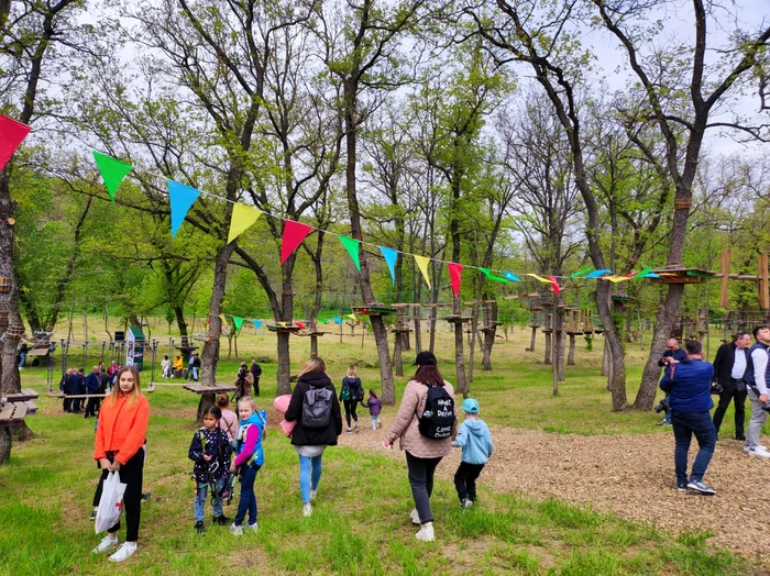 Zeci de copii la inaugurarea Parcul de Aventură FOTO: C. Mazilu