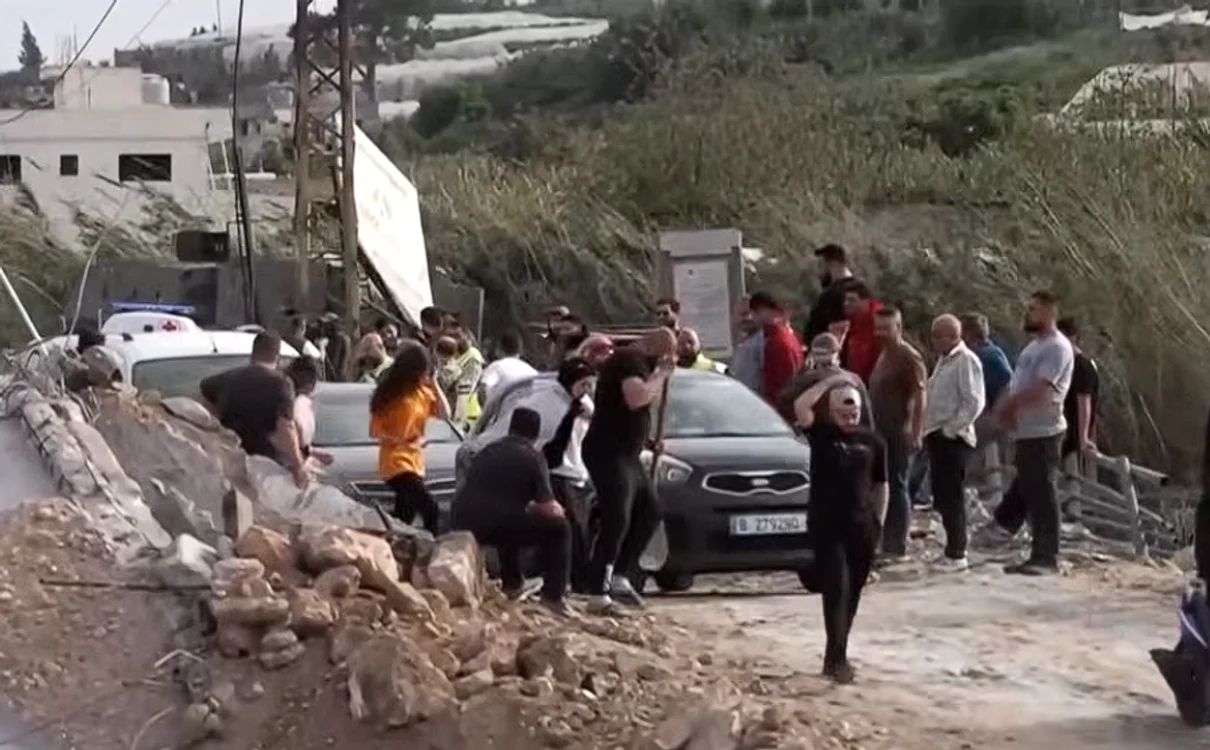 Civilii reveniți acasă ar putea fi strămutați din nou. FOTO capturp video YouTube Reuters