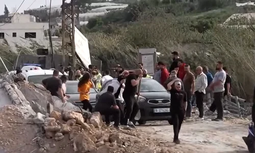 Civili libanezi , la intoarcearea în Liban  captura video Reuters png